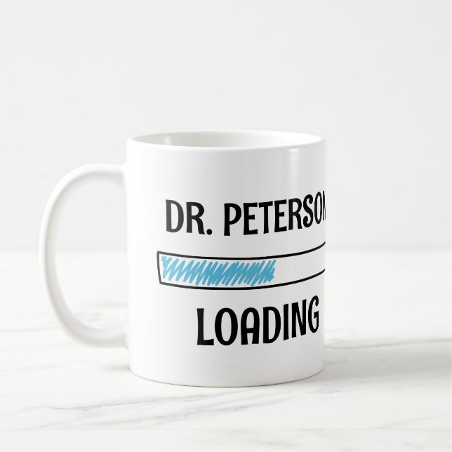 Doktor läser in kaffemugg (Vänster)