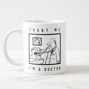 Doktor med Stethoscope Checking Feet Jumbo Mugg