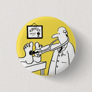 Doktor med Stethoscope Checking Feet Knapp