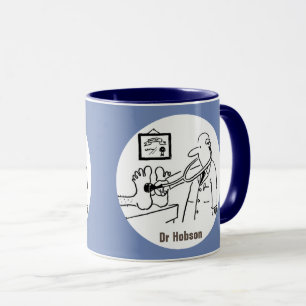 Doktor med Stethoscope-test Feet. Doktor Mugg