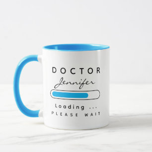 DOKTOR [Namn] Belastning av blått och vitt Mugg