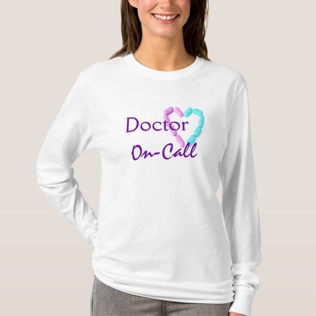 Doktor On Call in White Tee (Framsida)