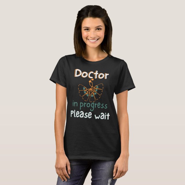 Doktor pågår Vänta Doktor T Shirt (Hel framsida)