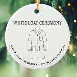 Doktor Physician White Jackar Ceremony Monogrammed Julgransprydnad Keramik<br><div class="desc">Doktor Physician White Jackar Ceremony Monogrammed för att fira och hedra en läkare eller doktor under utbildning. För att hedra någon måste man hedra snyggten med en passritning där Hippokratisk Oath är skriven mot läkarkåren. Funktioner som ett läkare jackar,  namn,  datum och fält för läkararbete.</div>