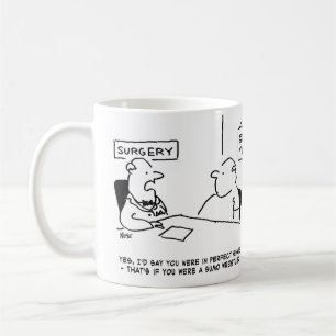 Doktor Tells Patient han är i Bra Shape Tecknad. Kaffemugg