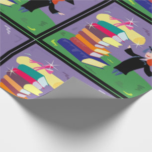 Doktorand- flicka som slår in papper presentpapper