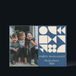 Dold Geometric Shapes Modern Anpassningsbar Hanuka Julkort<br><div class="desc">Det här moderna Hanukkah-kortet har fet geometrisk form i grädde över en marin blå bakgrund bredvid utrymmet för ett familjefoto och personlig-meddelande. En lekfull contemporary tar på sig de traditionella helgdagskorten, perfekten för familjer som inte har någon design alls i kärlek och som inte har någon festanda. Perfekt för att...</div>