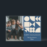 Dold Geometric Shapes Modern Anpassningsbar Hanuka Julkort<br><div class="desc">Det här moderna Hanukkah-kortet har fet geometrisk form i grädde över en marin blå bakgrund bredvid utrymmet för ett familjefoto och personlig-meddelande. En lekfull contemporary tar på sig de traditionella helgdagskorten, perfekten för familjer som inte har någon design alls i kärlek och som inte har någon festanda. Perfekt för att...</div>