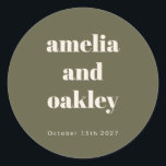 Dold Minimalist Boho Oliv grönt Personligt bröllp Runt Klistermärke<br><div class="desc">Fet,  minimalistisk Boho Oliv grönt Retro Simple Personligt bröllp Classic Round Sticker</div>