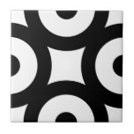 Dold Modern Original Circles dots Black White Kakelplatta<br><div class="desc">Bold chic modern svart och vit contemporary keramisk platta,  svarta cirklar med punkter på vit bakgrund. Det här geometriska mönster är perfekt för inredingsdesign eller ryggsplash. Cirklar blir synliga när fler plattor sätts samman.
Du kan kontrollera hur mönster ser ut när plattorna sätts ihop på den här länken: https://www.zazzle.com/bold_black_circles_modern_pattern_scrapbook_paper-256248237176684394</div>