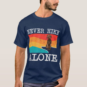Dölj aldrig Ensam med omstavat knapptryckning T Shirt