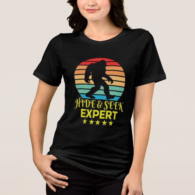 Dölj Och Sök Expert Bigfoot Rolig T Shirt (Framsida)
