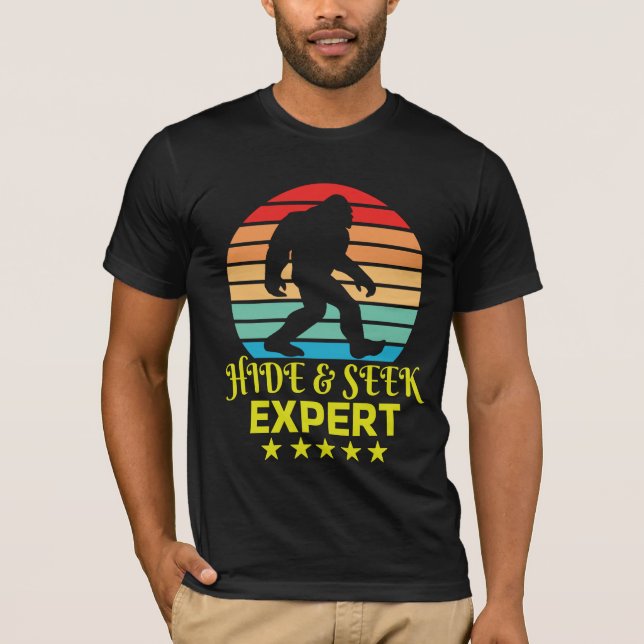 Dölj Och Sök Expert Bigfoot Rolig T Shirt (Framsida)