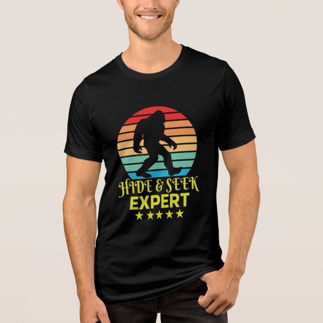Dölj Och Sök Expert Bigfoot Rolig T Shirt (Framsida)