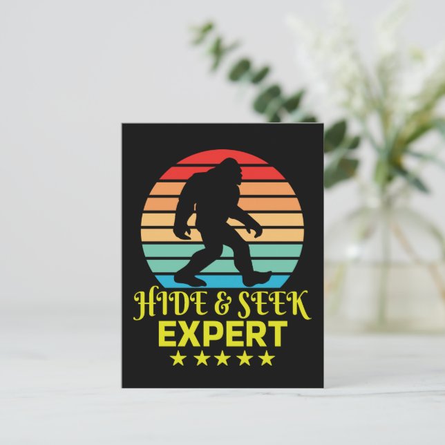 Dölj Och Sök Expert Bigfoot Rolig Vykort (Stående Fram)
