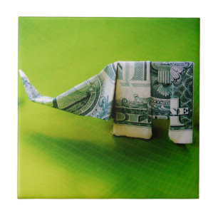 Dollar bill origami Elephant på Gröntens bakgrund Kakelplatta