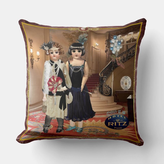 Dolls at the Ritz Throw Pillow Kudde (Framsida)