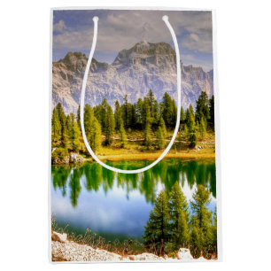 Dolomitbergen och landskapet Sjö
