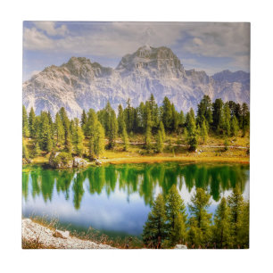 Dolomitbergen och landskapet Sjö Kakelplatta