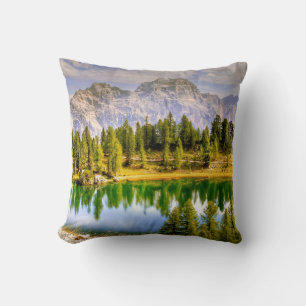 Dolomitbergen och landskapet Sjö Kudde