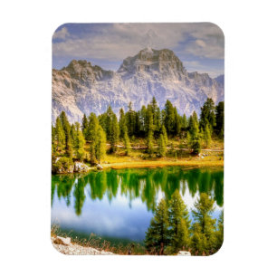 Dolomitbergen och landskapet Sjö Magnet