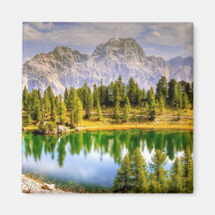 Dolomitbergen och landskapet Sjö Magnet