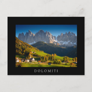 Dolomites-byn i fallande svart Dolomiti-vykort Vykort