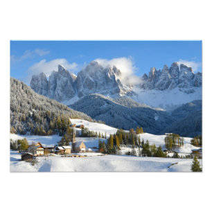 Dolomitesby i vinterfototryck fototryck