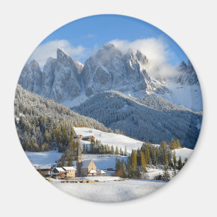 Dolomitesby i vinterrundamagnet magnet