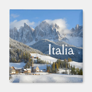 Dolomitesby i vintertextmagnet magnet