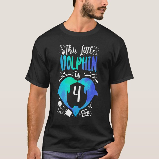 Dolphin 4e födelsedagen Den här lilla delfinen är  T Shirt (Framsida)