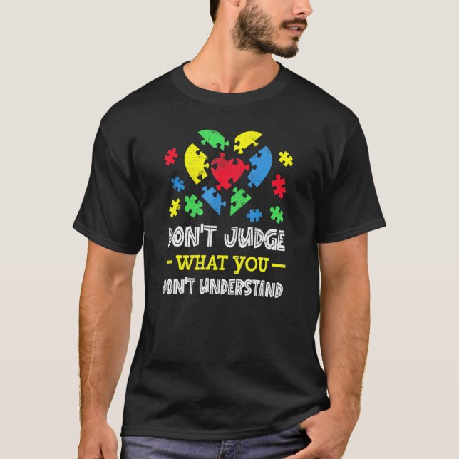 Döm inte vad du inte förstår Autism Awarene T Shirt (Framsida)