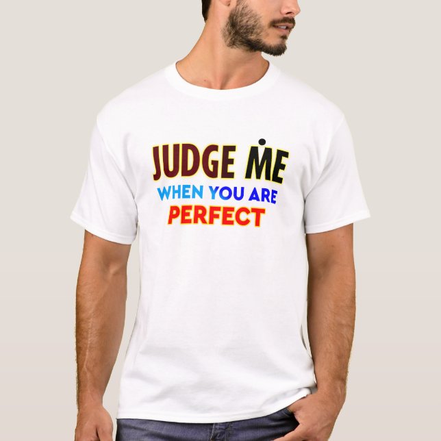 Döm Mig, När Du Är Perfekt, Typography T-Shirt (Framsida)