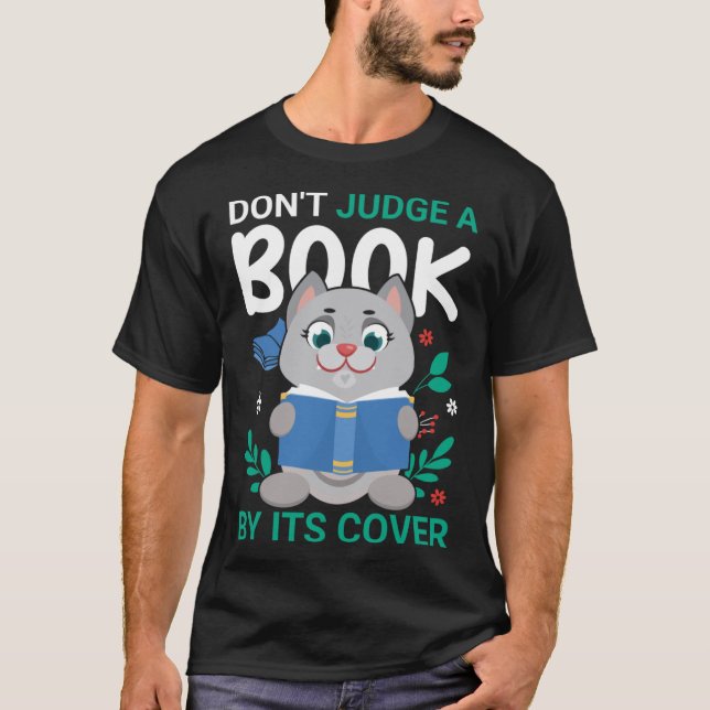 Doma inte ett Bok vid dess Cover Roligt Bibliotek  T Shirt (Framsida)