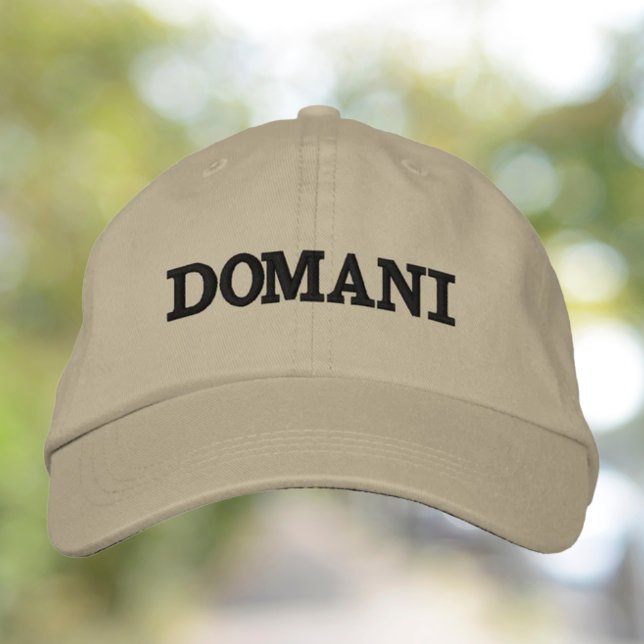 Domani - Rollig khakifärgad mössa med svart brodyr Broderad Keps (khaki baseball cap with black thread "domani" (tomorrow) embroidered. Funny Italian gift)