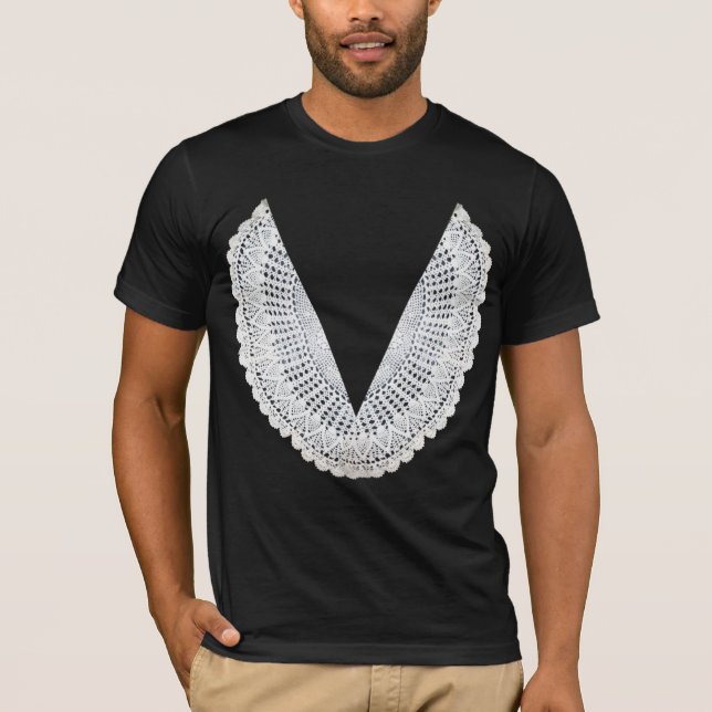 Domare Judy som bedömer roben (den raka doilyen) T-shirt (Framsida)