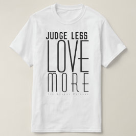 Domare mindre. Älska mer. (Stor text) T-shirt