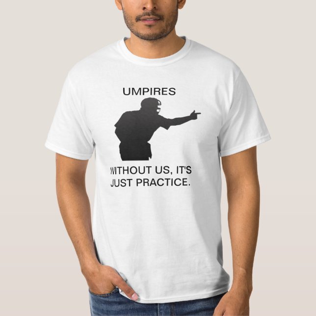 DOMARE. UTAN US är DEN ÖVAR PRECIS T-shirt (Framsida)