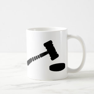 Domaren bultar kaffemugg