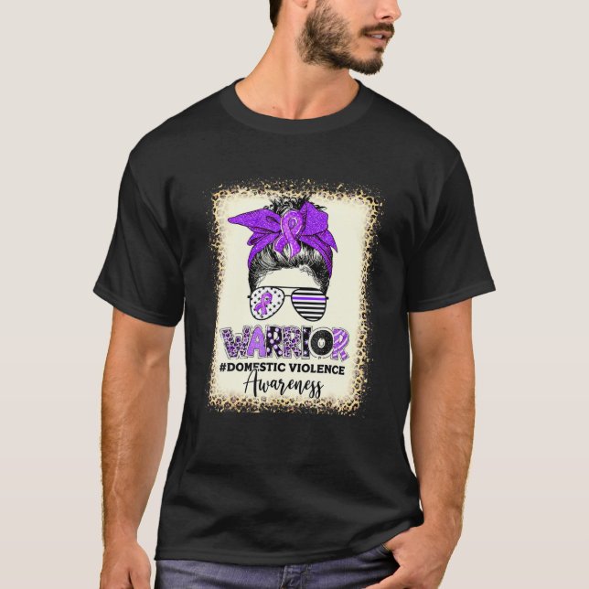 Domestic Violence Warrior Ribbon Lila Awareness T Shirt (Framsida)