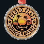 Dominikanska republiken Puerto Plata Julgransprydnad Metall<br><div class="desc">En unik och modern Puerto Plata Dominikanska republikens konstverk i mitten av århundradet i vintage resor poster stil. Den har en böjd handflatan träd på sandstranden med hav under ett blått grumligt himlar.</div>