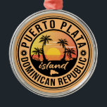Dominikanska republiken Puerto Plata Julgransprydnad Metall<br><div class="desc">En unik och modern Puerto Plata Dominikanska republikens konstverk i mitten av århundradet i vintage resor poster stil. Den har en böjd handflatan träd på sandstranden med hav under ett blått grumligt himlar.</div>