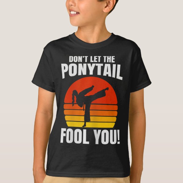 Don’t Let The Ponytail Fool You Karate Kick  T Shirt (Framsida)