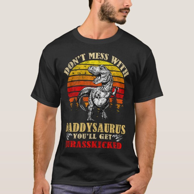 Don t mess with daddy saurus you ll get Jurasskick T Shirt (Framsida)