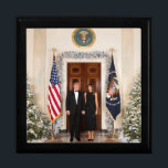 Donald & Melania Trump's jul White House Minnesask<br><div class="desc">President Donald & Melania Trump, en Vita husjul porträtt. Donald J. Trump Förenade Stater:s 45:e president. Donald John Trump föddes i Queens i New York den 14 juni 1946. Hans far, Fred Trump, var en riktig gods-utvecklare. Trump utbildades vid New Yorks militärakademi och Wharton School of Finance and Commerce vid...</div>
