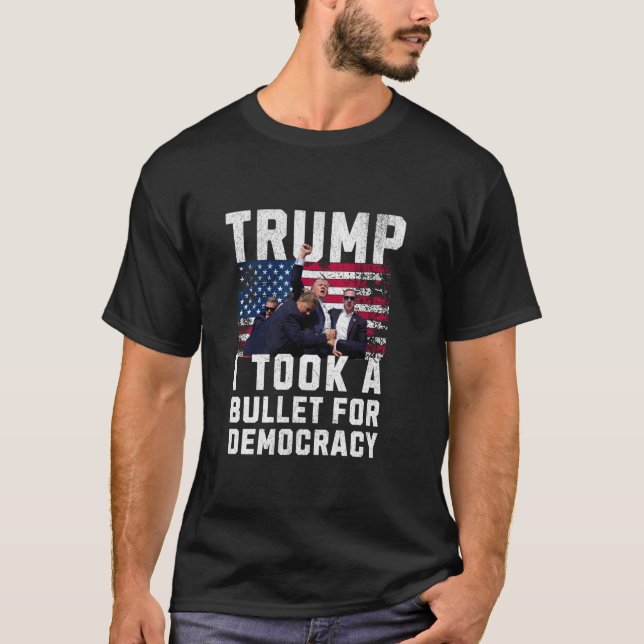 Donald Trump 2024 I TOG A Bullet for Democracy US T Shirt (Framsida)