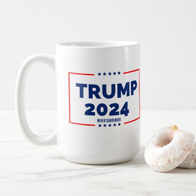 Donald Trump 2024 Överlämnande aldrig Kaffemugg (Med munk)