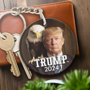 Donald Trump 2024 Photo - örn på skuldra