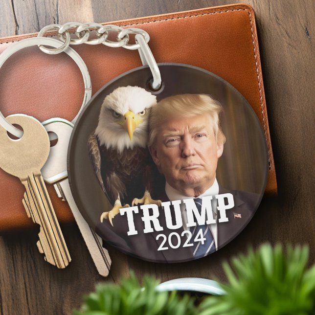 Donald Trump 2024 Photo - örn på skuldra (Personalized Keychain - campaign gear)