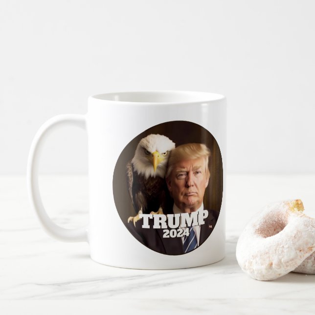 Donald Trump 2024 Photo - örn på skuldra Kaffemugg (Med munk)